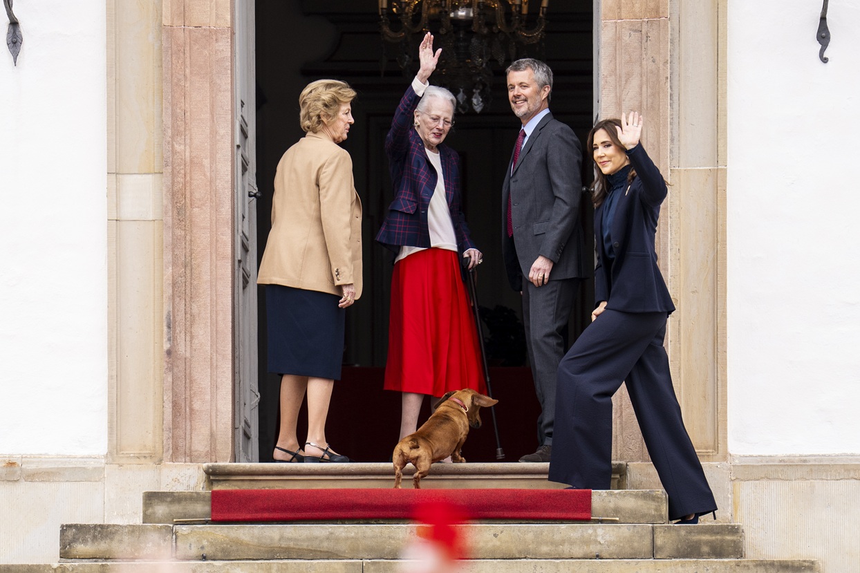 H βασίλισσα Margrethe με την αδελφή της, Άννα Μαρία και τον γιο της, βασιλιά της Δανίας, Frederik με τη σύζυγό του, βασίλισσα Mary σε συναυλία από το Royal Life Guards Music Corps με αφορμή τα 86α γενέθλια της Margrethe στο Παλάτι Fredensborg, 16 Απριλίου 2026