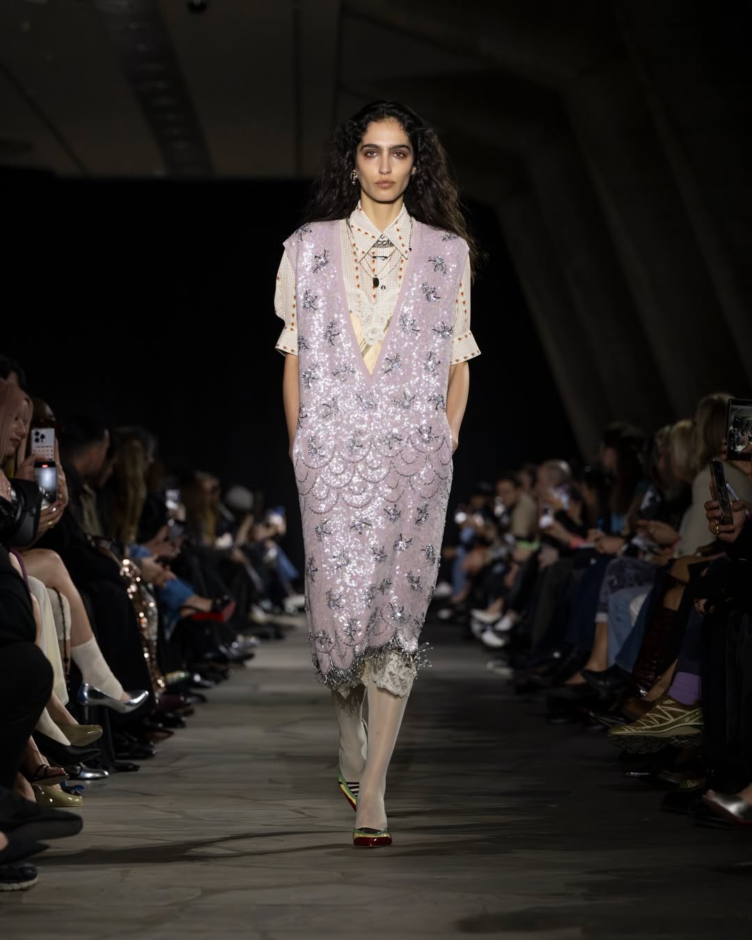 Look από την πασαρέλα του Rabanne για F/W 26 με φόρεμα με παγιέτες μας δείχνει τι αξίζει να ψωνίσουμε από τα resale apps.