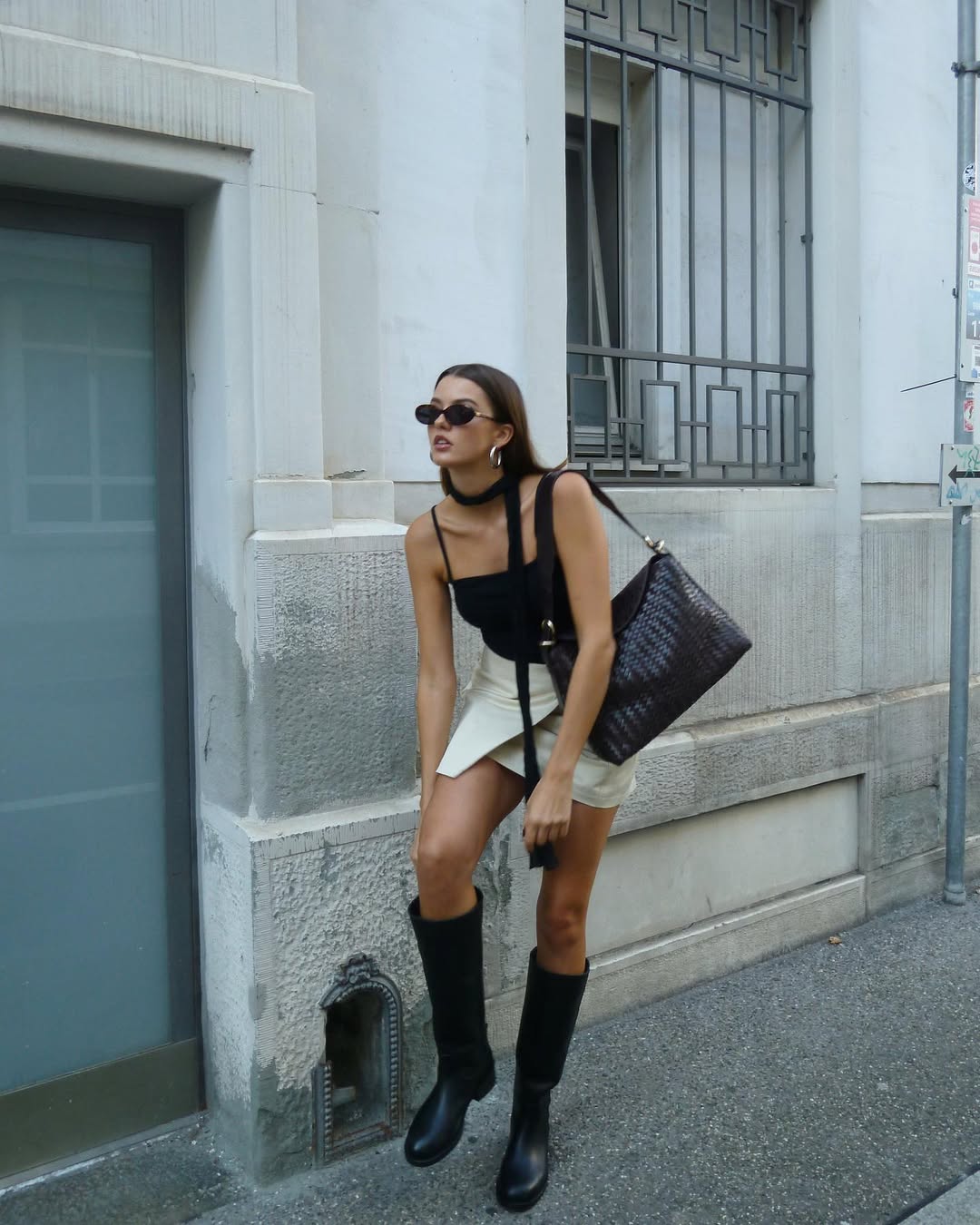 Οι μπότες ιππασίας αυτή την άνοιξη φοριούνται με μίνι φούστα και μαύρο τοπ.