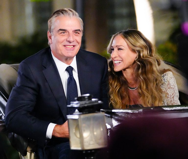 Oι Chris Noth και Sarah Jessica Parker ως John James Preston ή Mr. Big, και Carrie Bradshaw, την ώρα γυρίσματος σκηνής για τη σειρά 'And Just Like That'στις 7 Νοεμβρίου 2021 στη Νέα Υόρκη. Τώρα αντικείμενα δημοπρατούνται από τη σειρά μέσωσ του οίκου Julien's Auctions.