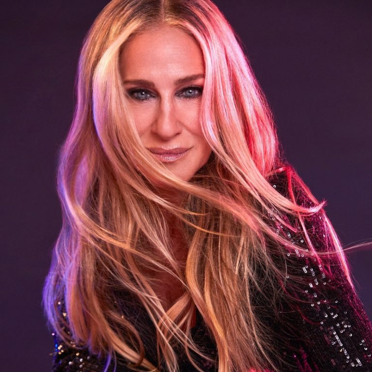 Η Sarah Jessica Parker στην καμπάνια του αρώματός της με φόρεμα με παγιέτες.