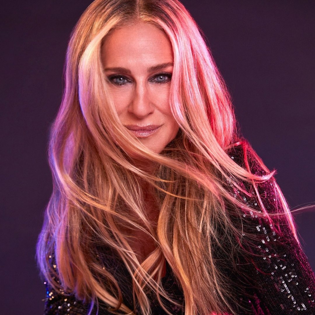 Η Sarah Jessica Parker στην καμπάνια του αρώματός της με φόρεμα με παγιέτες.