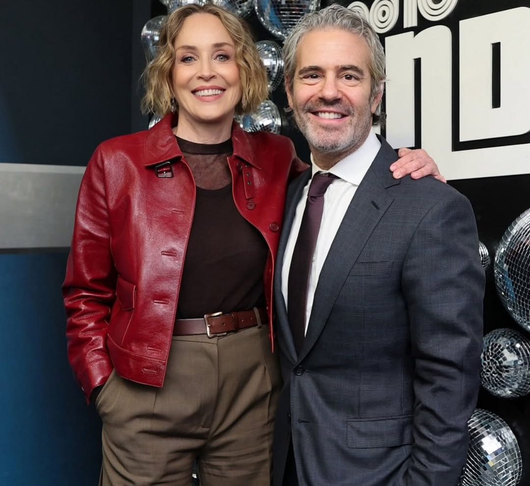 Η Sharon Stone με τον Andy Cohen.