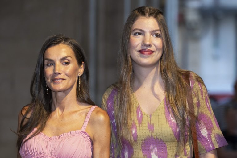 H βασίλισσα της Ισπανίας Letizia και η δευτερότοκη κόρη της, Sofia, επισκέπτονται την έκθεση για τον Joan Miro στο ιστορικό κτίριo Llotja dels Mercaders στην Πάλμα, 5 Αυγούστου 2025