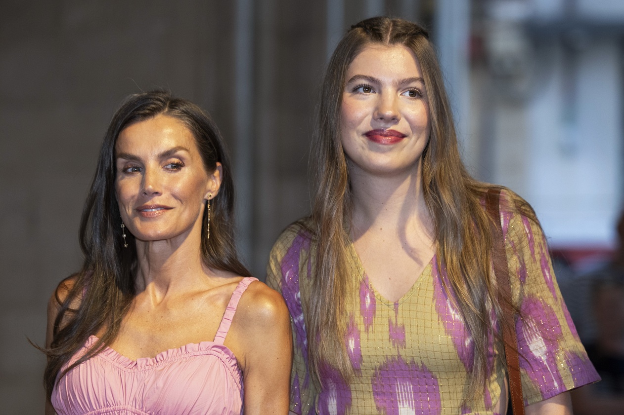 H βασίλισσα της Ισπανίας Letizia και η δευτερότοκη κόρη της, Sofia, επισκέπτονται την έκθεση για τον Joan Miro στο ιστορικό κτίριo Llotja dels Mercaders στην Πάλμα, 5 Αυγούστου 2025