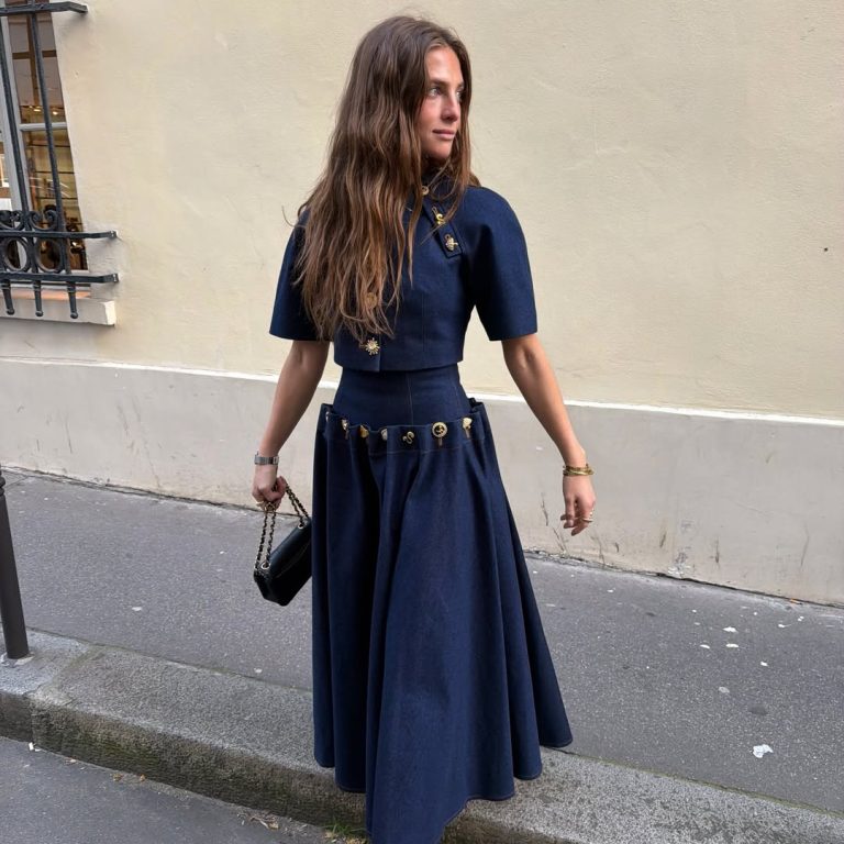 Κοπέλα με denim look με τοπ και μάξι φούστα.