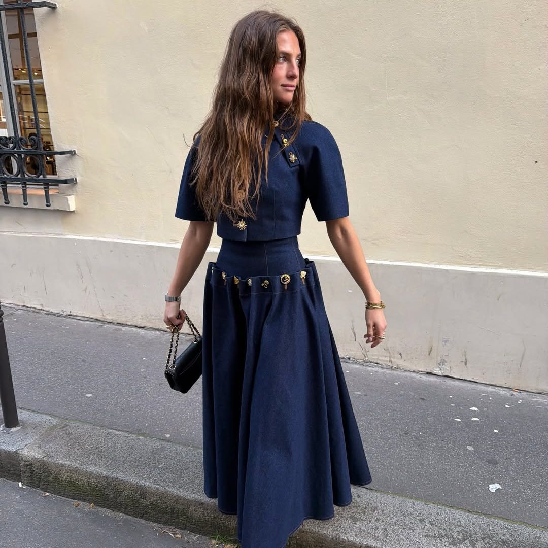 Κοπέλα με denim look με τοπ και μάξι φούστα.