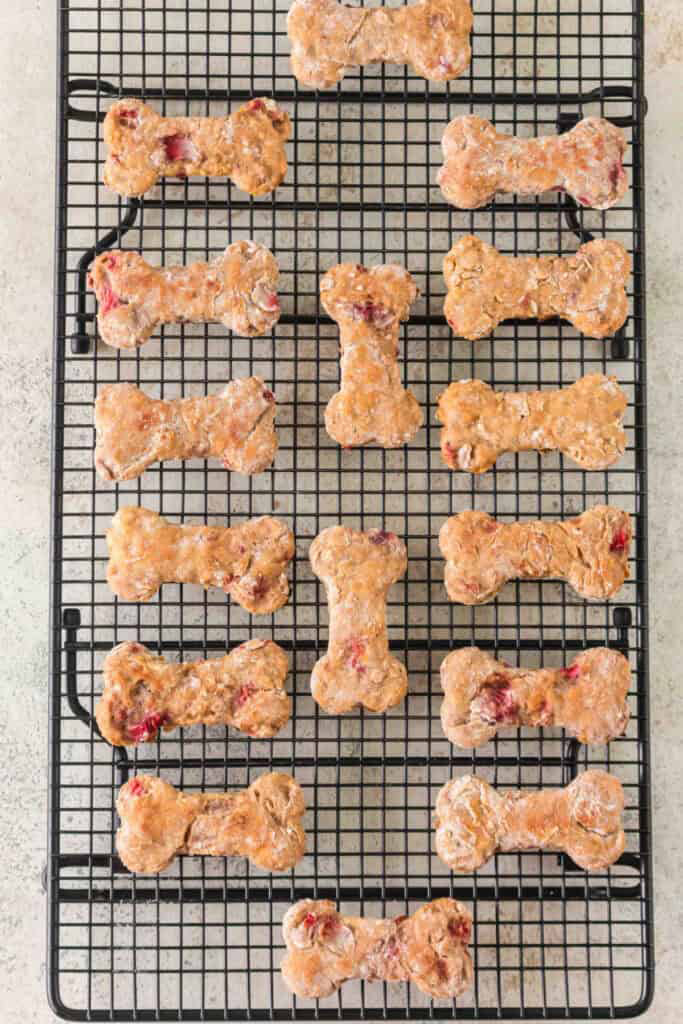 Μπισκότα για σκύλους. Συνταγή με φράουλα και μπανάνα.