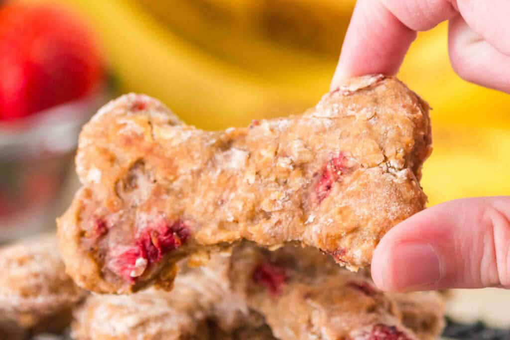 Μπισκότα για σκύλους. Συνταγή με φράουλα και μπανάνα.