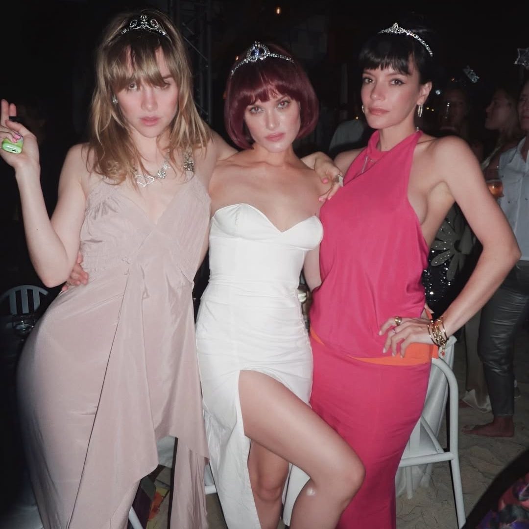 Οι Suki Waterhouse, Julia Hobbs και Lily Allen με τιάρες.