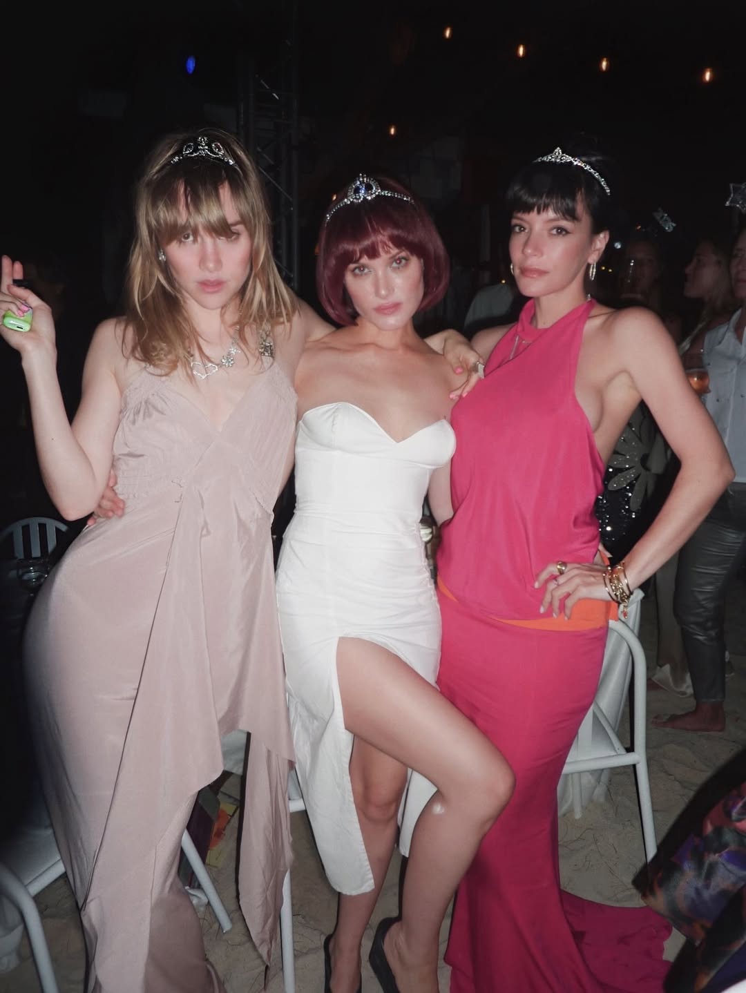 Οι Suki Waterhouse, Julia Hobbs και Lily Allen με τιάρες.
