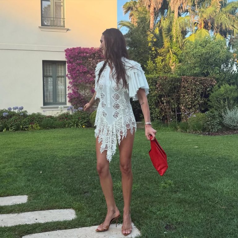 Η Devon Lee Carlson φοράει ένα λευκό boho chic μίνι φόρεμα.