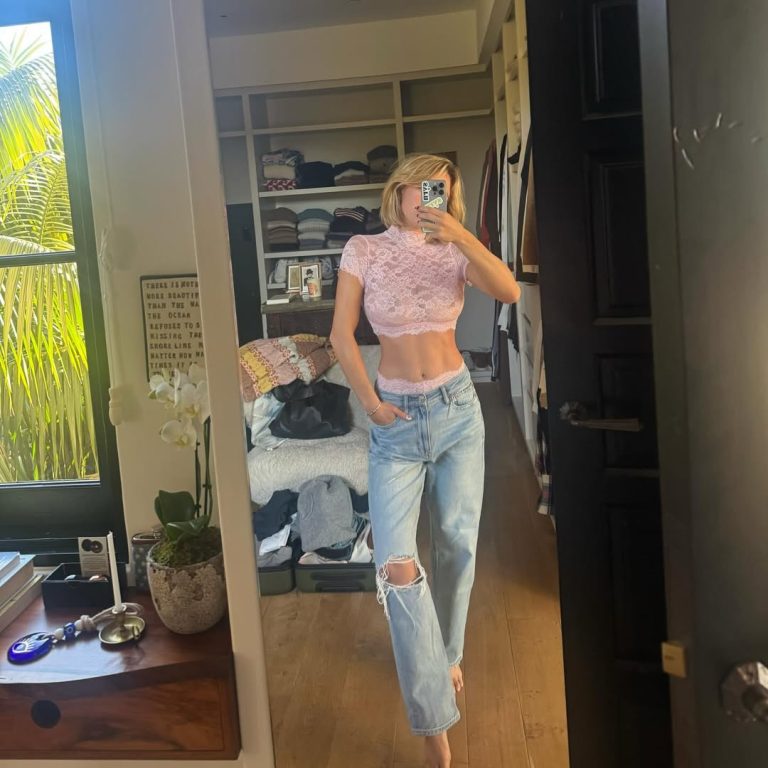 H Sydney Sweeney με ροζ δαντελένιο bra τοπ και τζιν με σκισίματα.