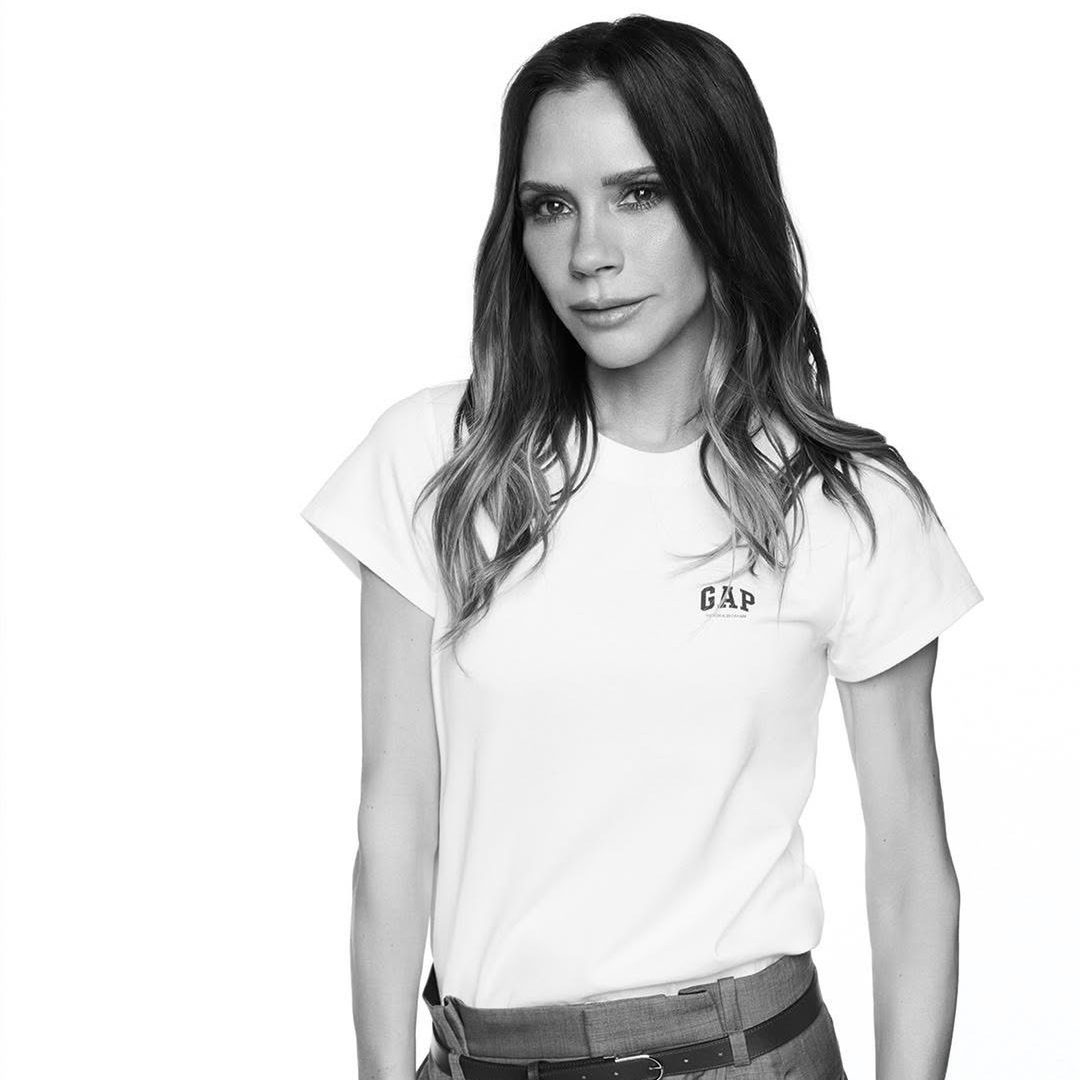 H Victoria Beckham φοράει λευκό t-shirt από την συνεργασία της με την GAP.