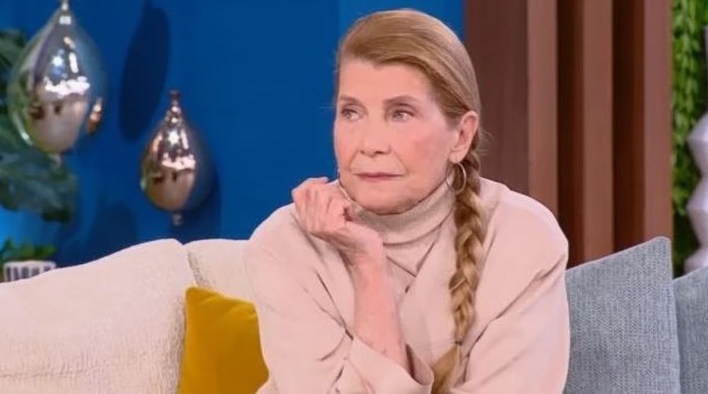 Η Αιμιλία Υψηλάντη μίλησε μεταξύ άλλων για τη ζωή της, το θέατρο, αλλά και για την απώλεια της κόρης της, η οποία έφυγε από τη ζωή το 2022 σε ηλικία 55 ετών.