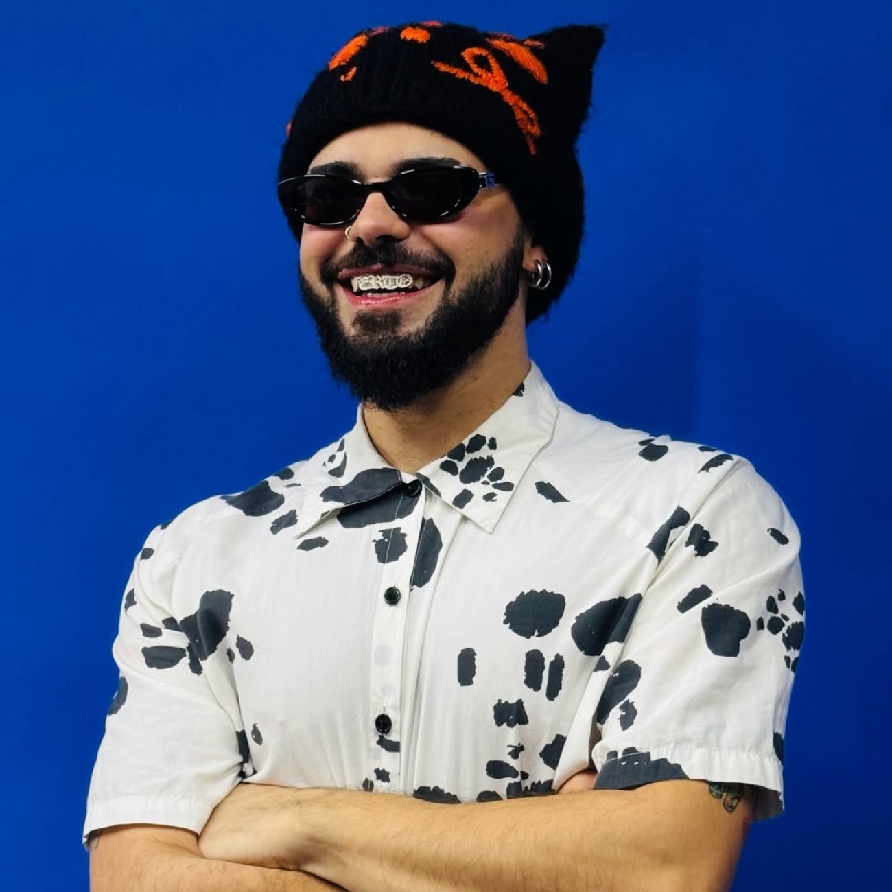 O Akylas με σχέδια στα δόντια