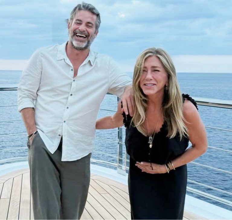Η Aniston και ο Curtis σε σκάφος