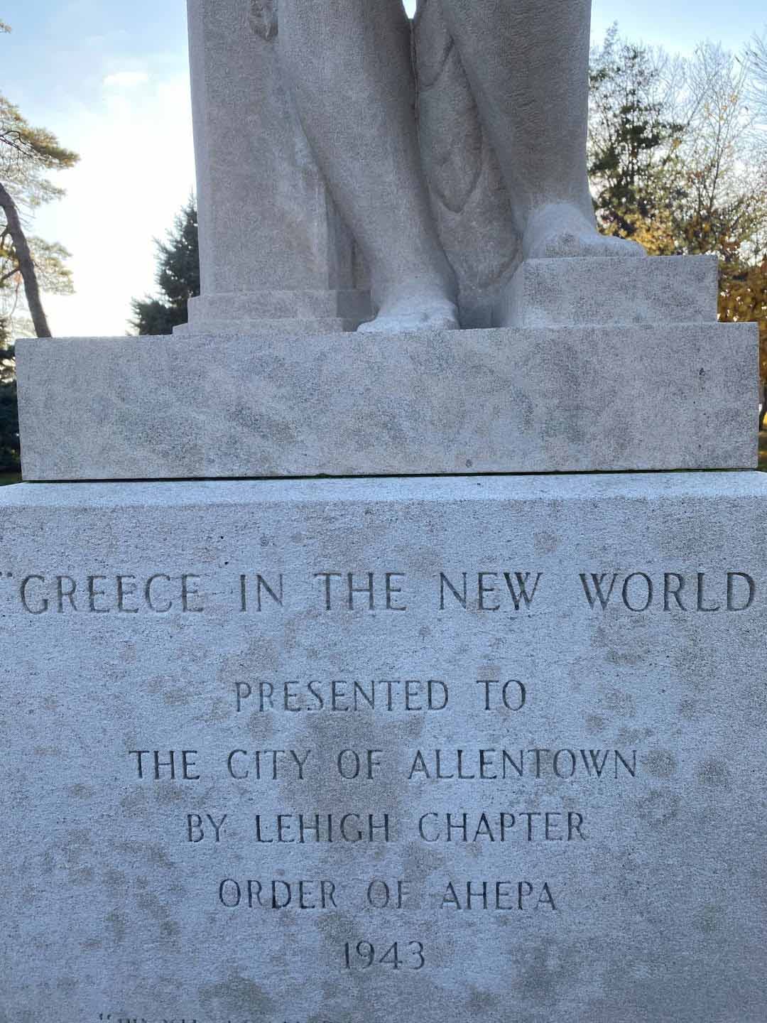 Ξεχωριστή θέση έχει το ελληνικό άγαλμα που δώρισε η AHEPA το 1943, προσθέτοντας μια έντονη ελληνική πινελιά στο σκηνικό της παραγωγής.