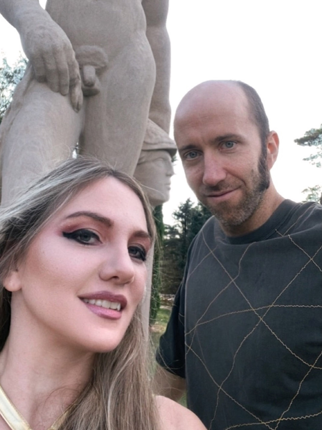 Η Άννα Ρεζάν μαζί με τον σκηνοθέτη Mike Stewart.