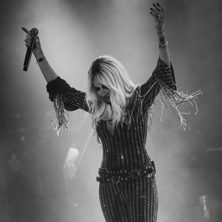 Η Άννα Βίσση σε ασπρόμαυρη φωτογραφία