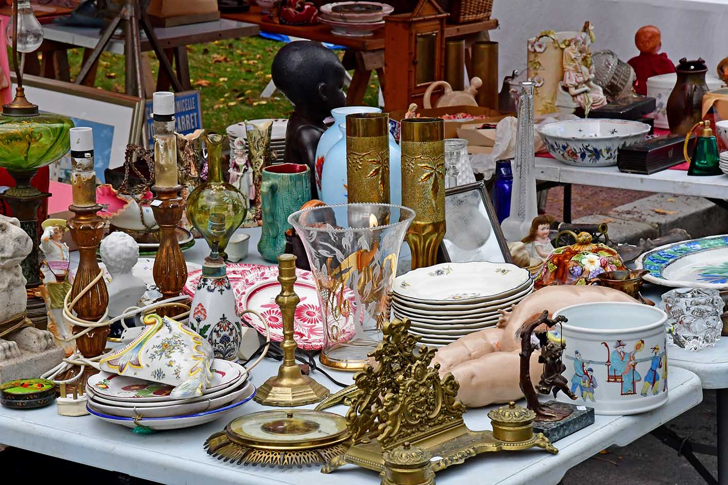 Aντίκες και παλιά αντικείμενα σε παζάρι.