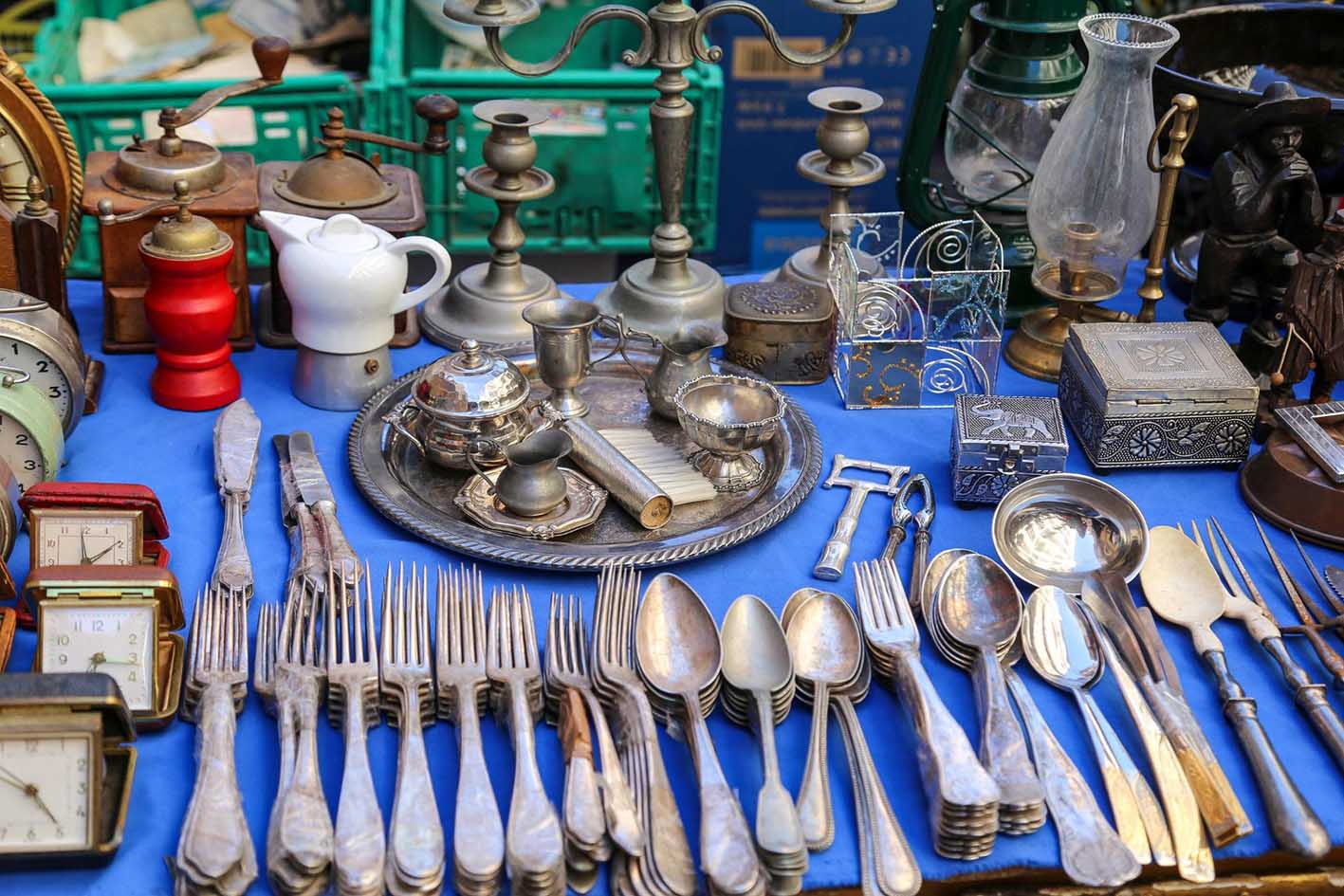 Παλιά ασημένια σερβίτσια σε παζάρι.