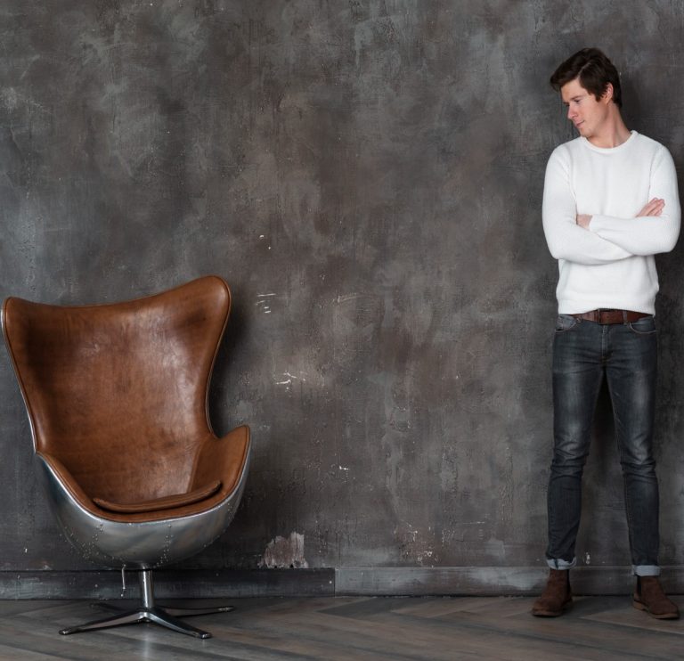 Μόνος άντρας κοιτά μία άδεια καρέκλα