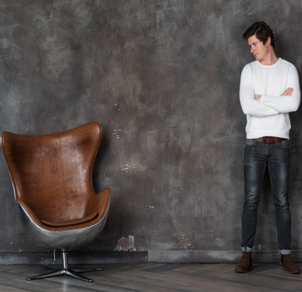 Μόνος άντρας κοιτά μία άδεια καρέκλα