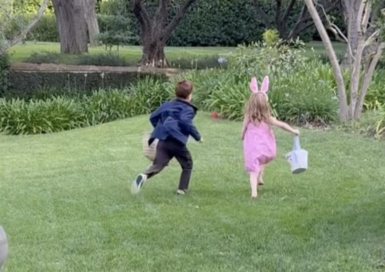 O πρίγκιπας Archie και η πριγκίπισσα Lilibet τρέχουν να ανακαλύψουν τακ κρυμμένα αυγά του Πάσχα.