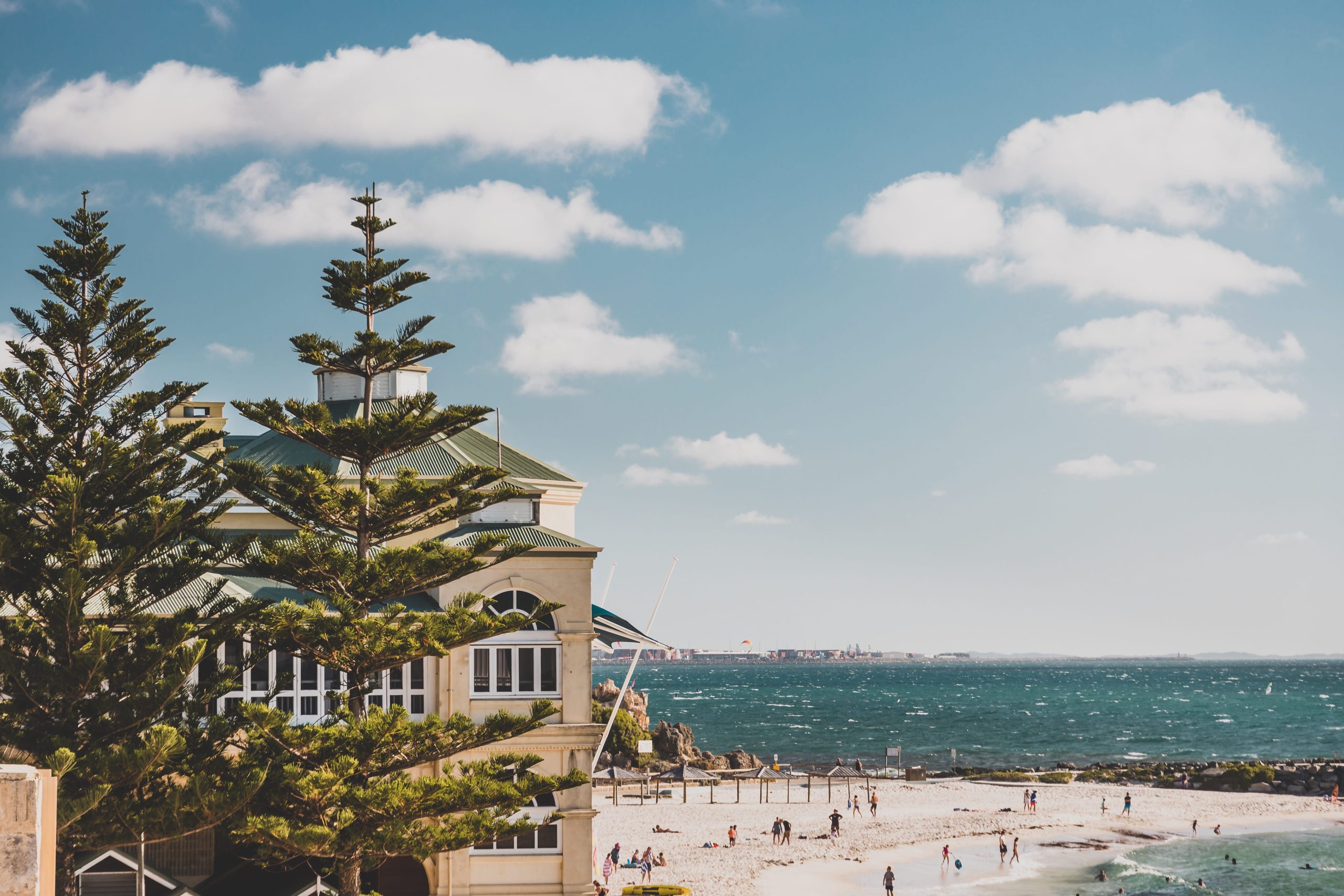 Θέα στην παραλία Cottesloe, μια από τις πιο δημοφιλείς παραλίες κοντά στο Περθ στη Δυτική Αυστραλία σε μια ηλιόλουστη καλοκαιρινή μέρα