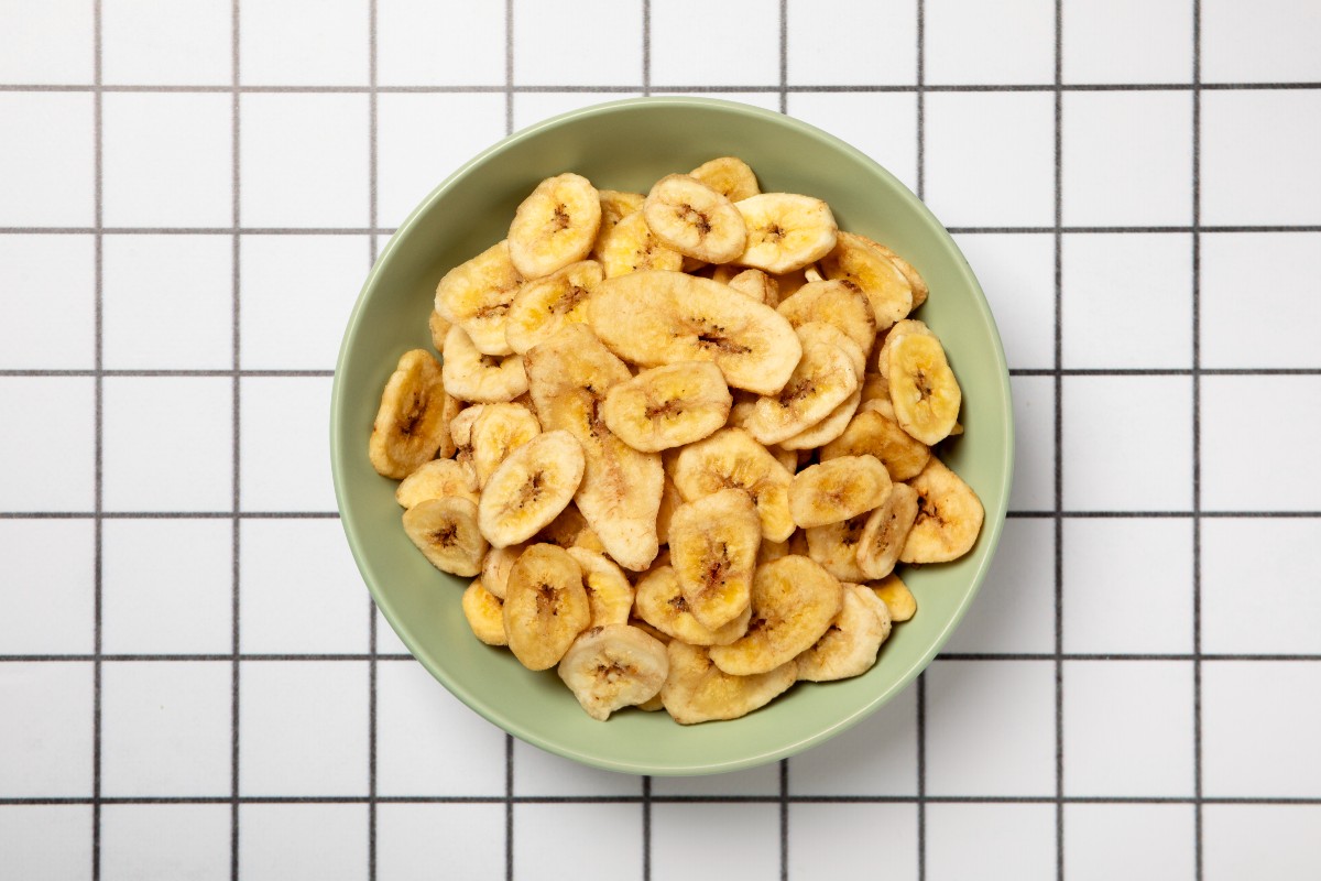 banana chips σε πράσινο μπολάκι