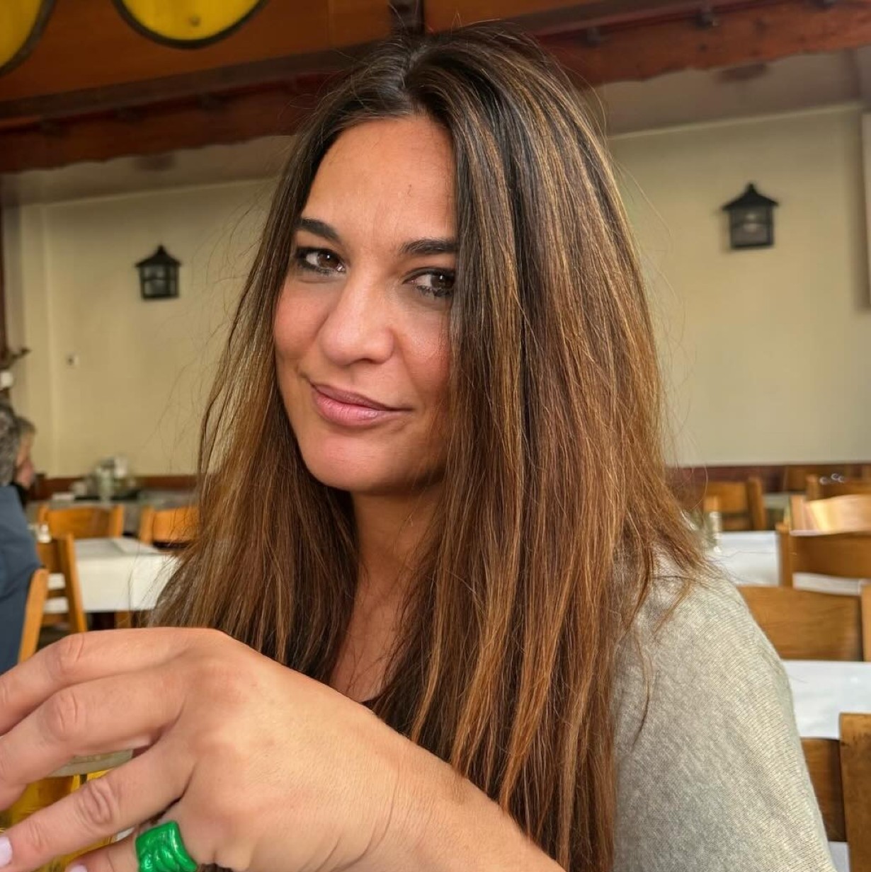 Η Κωνσταντίνα Μπεκιάρη σε ταβέρνα