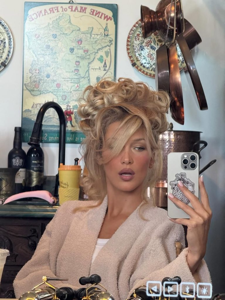 H Bella Hadid με κότσο αλά Pamela Anderson