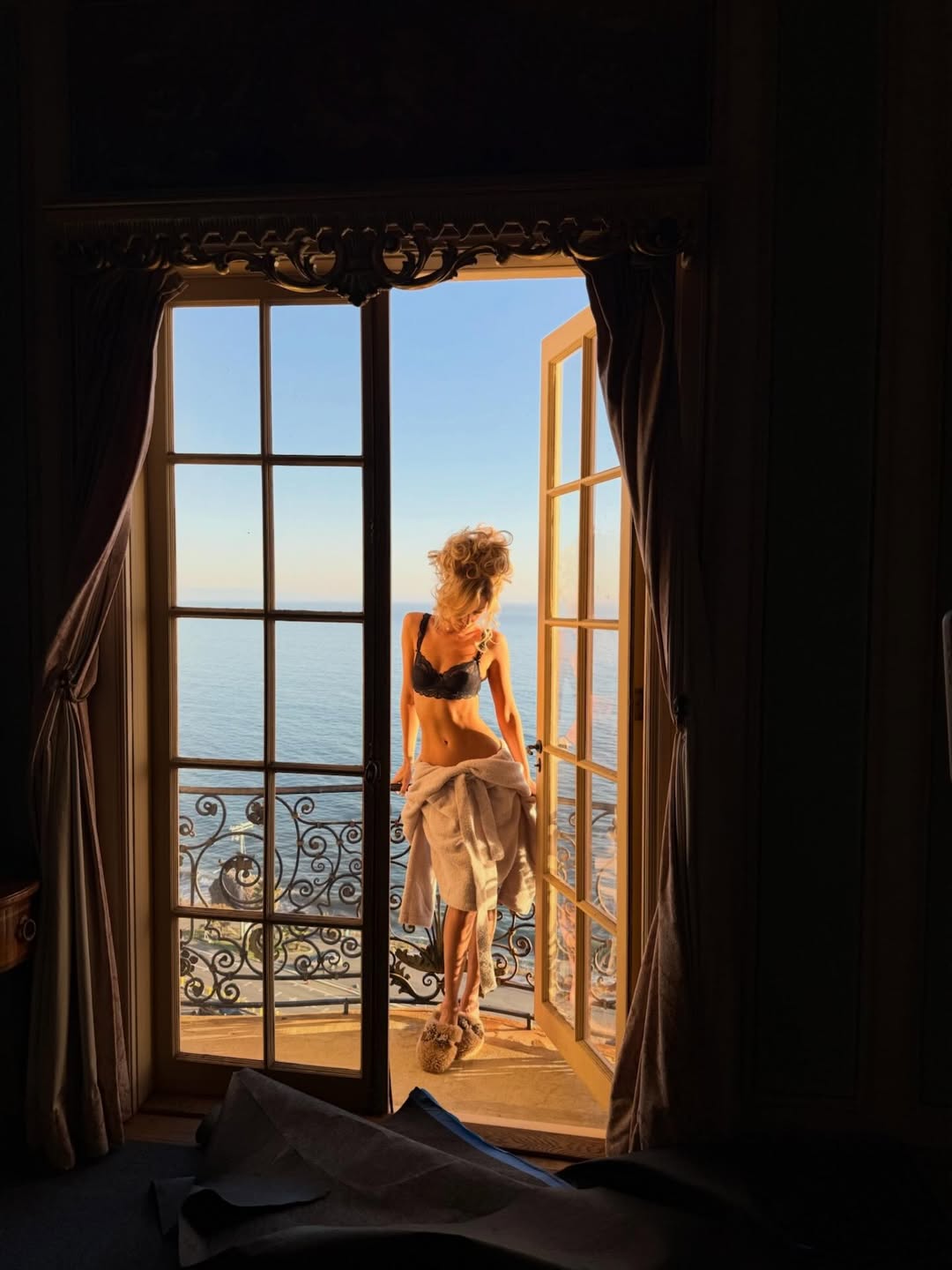 Η Βella Hadid με μαύρο δαντελένιο σουτιέν και μπουρνούζι. επιβεβαιώνει την τάση της άνοιξης