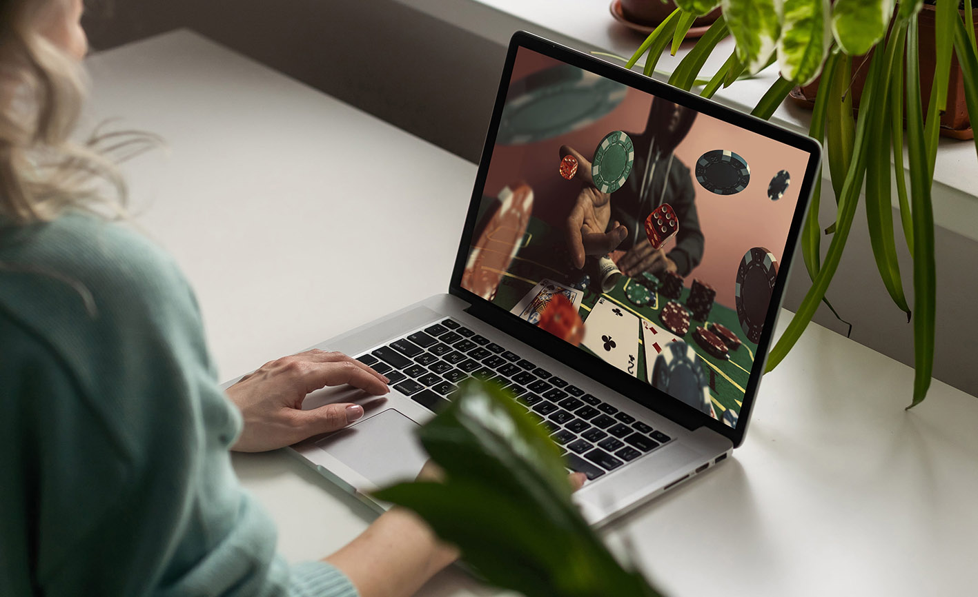 Γυναίκα παίζει καζίνο μέσω του κομπιούτερ της.