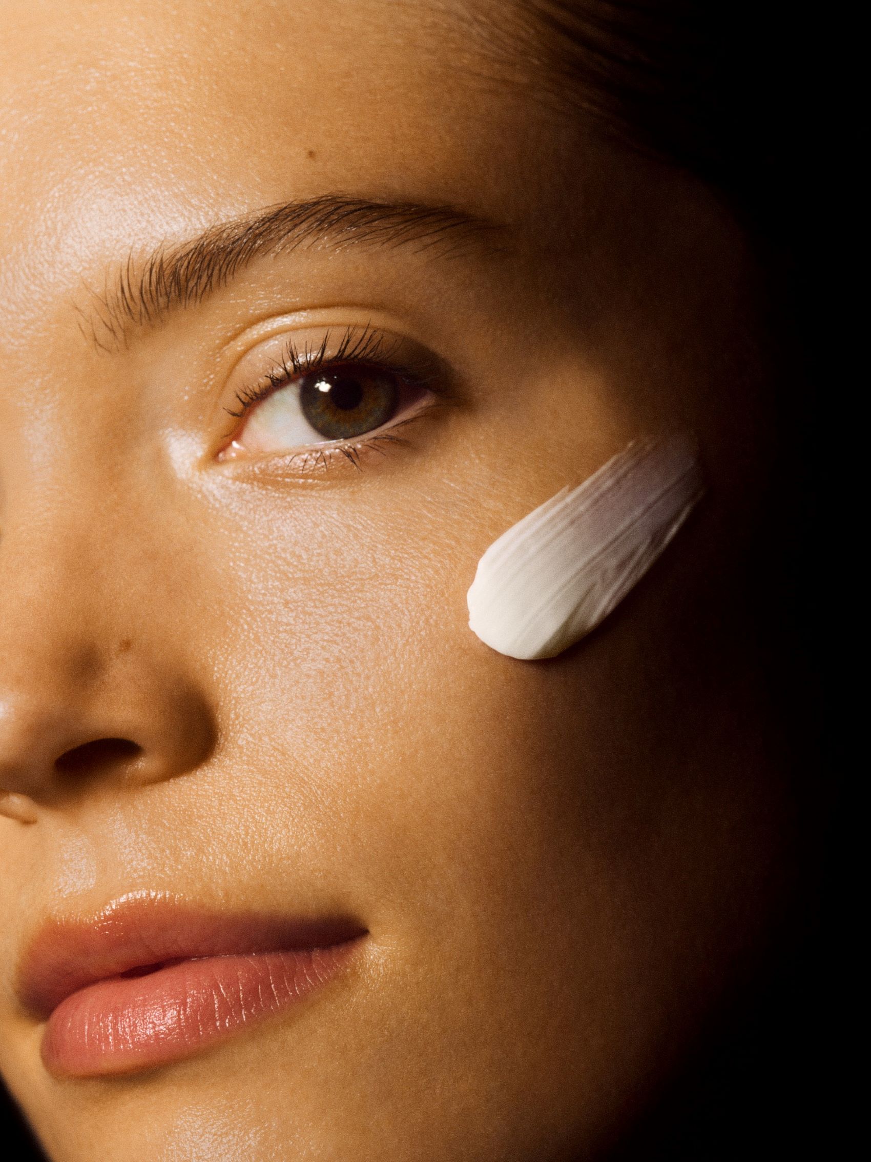 Γυναίκα με Chanel Sublimage Baume στο πρόσωπο