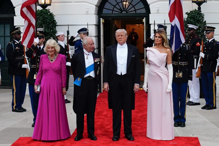 Ο Αμερικανός Πρόεδρος, Donald Trump, η Πρώτη Κυρία Melania Trump χαιρετούν τον βασιλιά Κάρολο και τη βασίλισσα Camilla πριν από το επίσημο δείπνο στον Λευκό Οίκο, 28 Απριλίου 2026