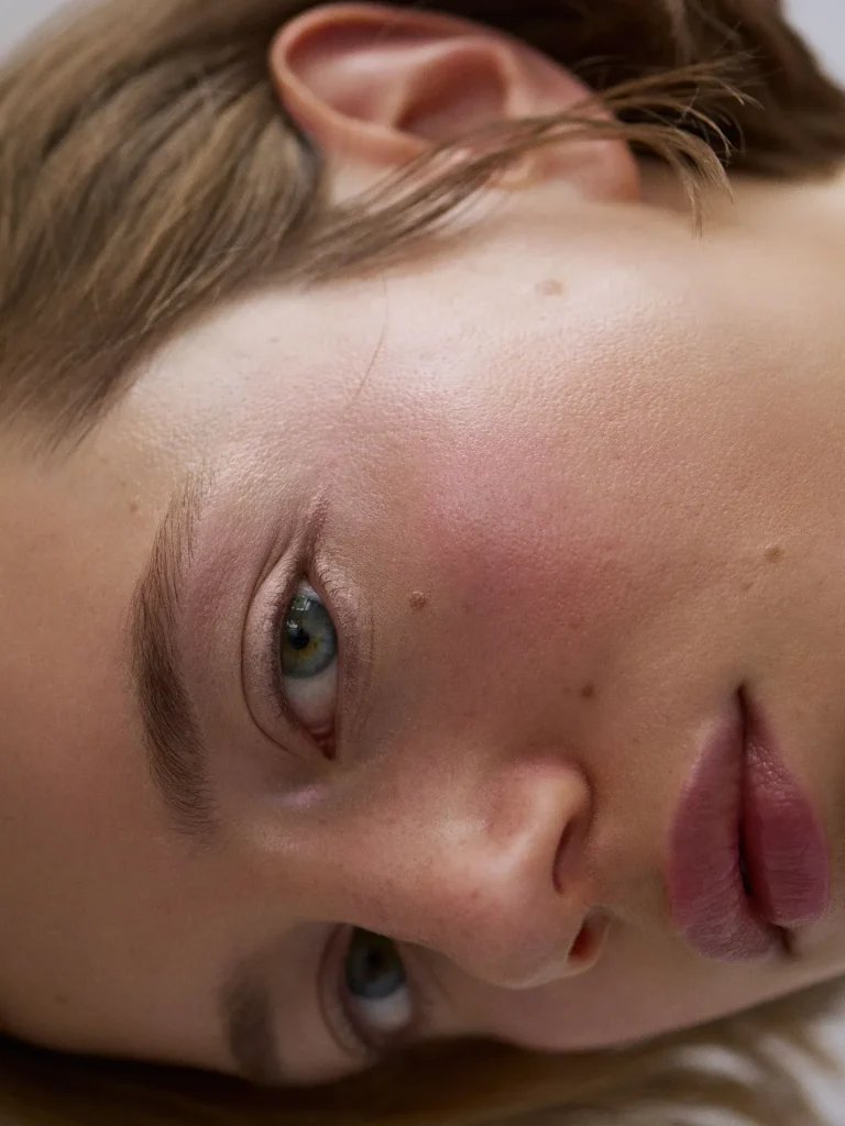 Κοπέλα με καθαρό πρόσωπο