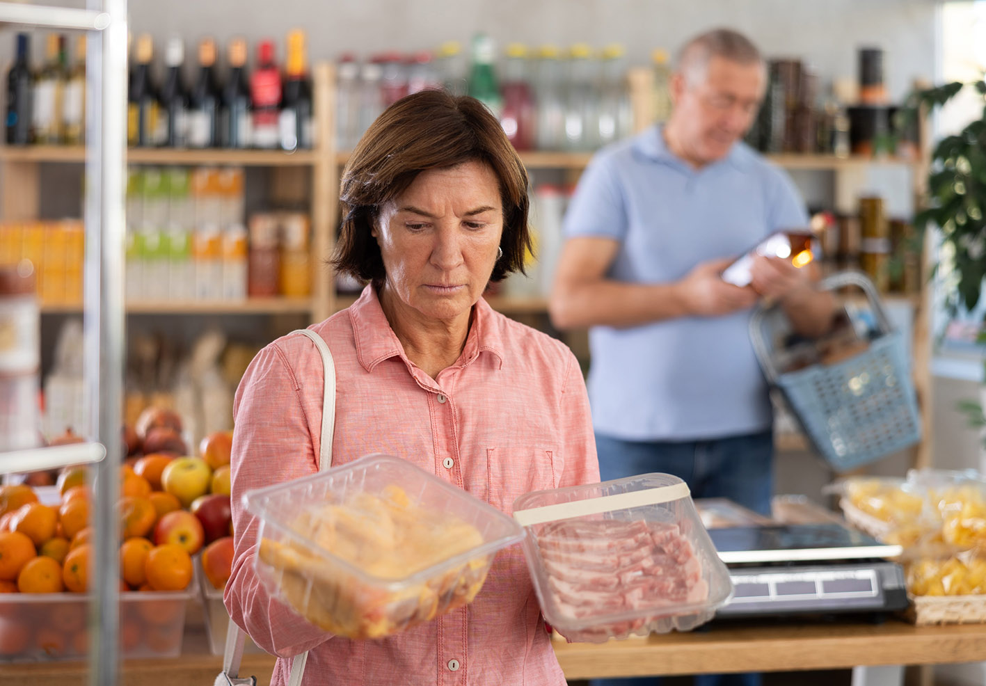 Ζευγάρι μέσης ηλικίας ψωνίζει σε σουπερ μάρκετ ο καθένας μόνος του. Η καθημερινότητα.