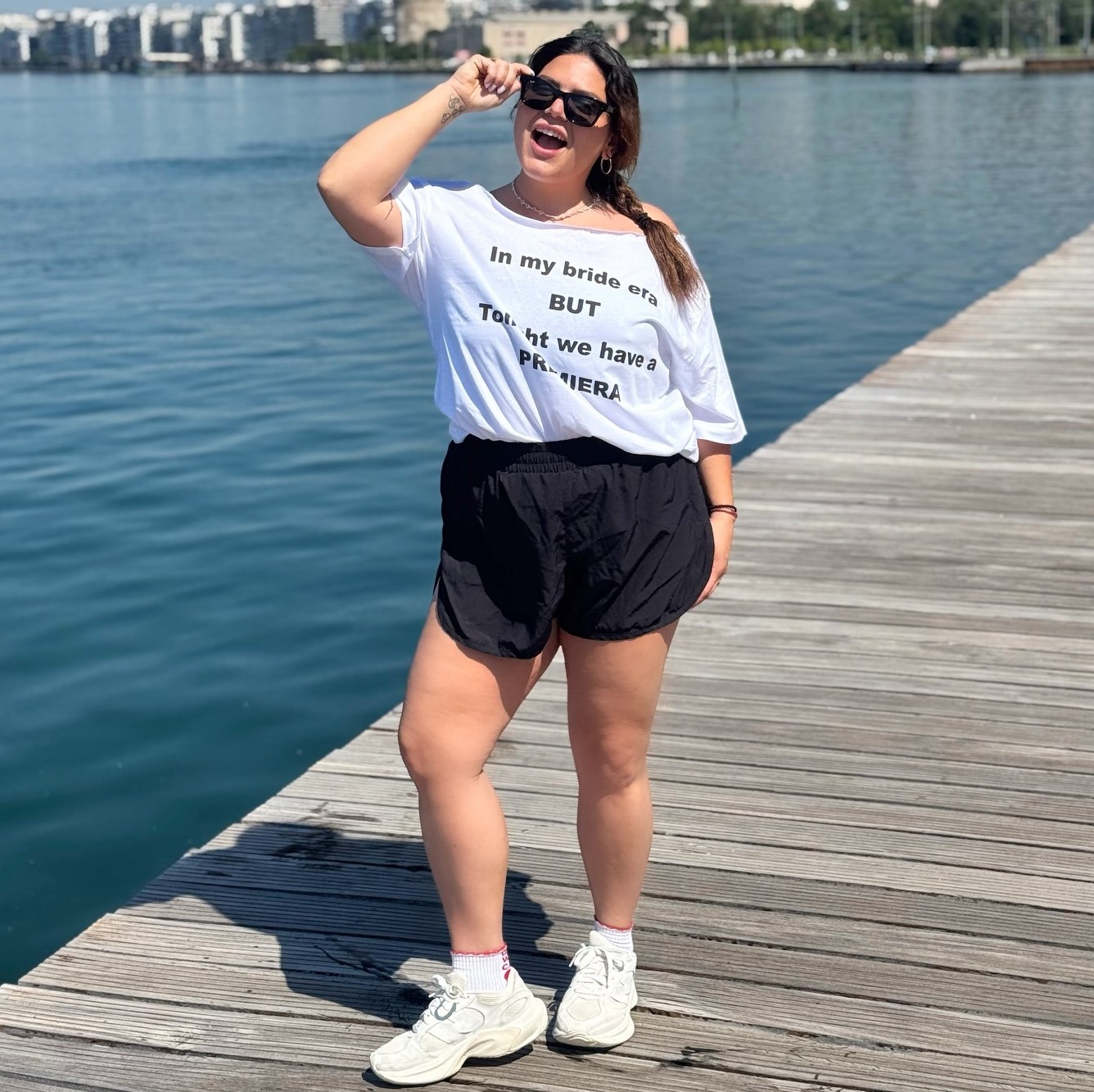 Η Δανάη Μπάρκα με t-shirt bride era στη Θεσσαλονίκη
