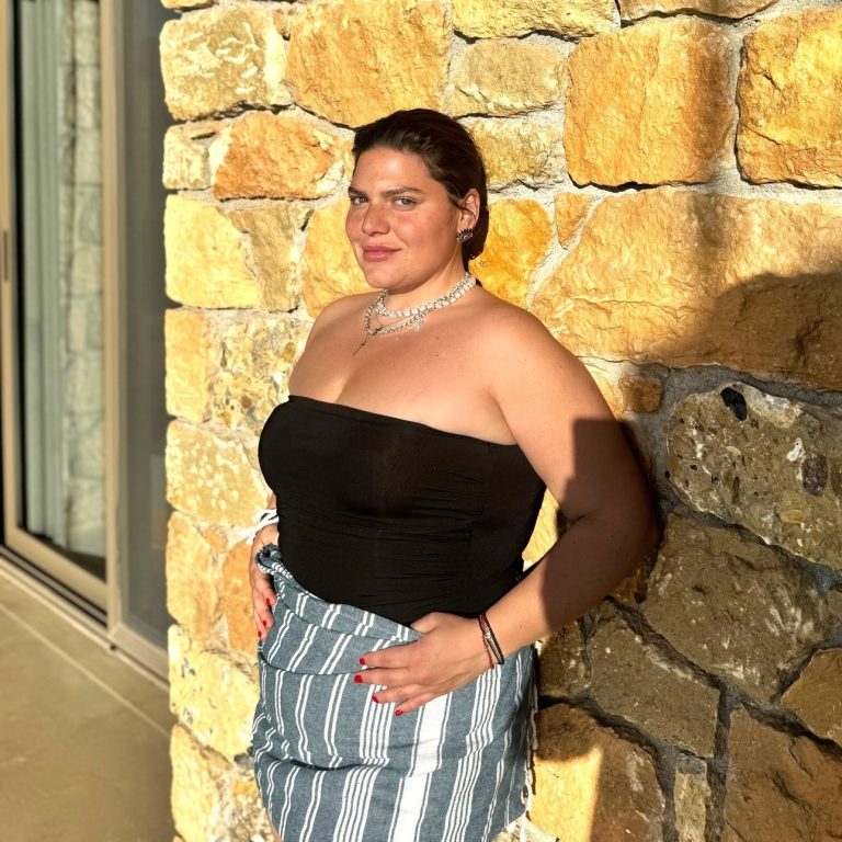 Η Δανάη Μπάρκα με στραπλες και παρεό στον ήλιο