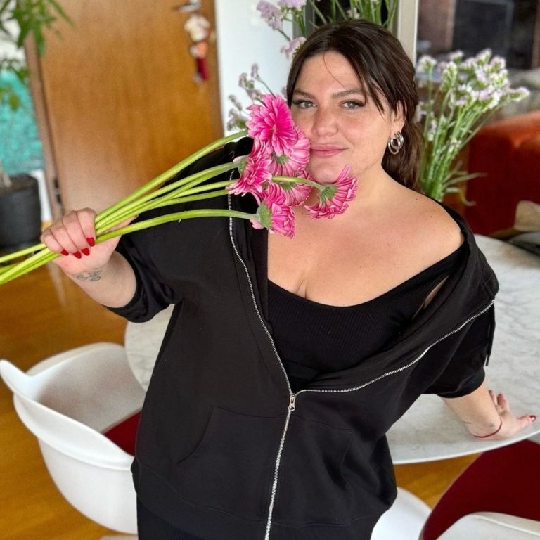 Η Δανάη Μπάρκα κρατώντας φρέσκα λουλούδια
