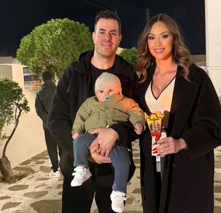 Η Δώρα Παντέλη με τον σύζυγό της και το παιδί τους στην Ανάσταση στην Πάρο