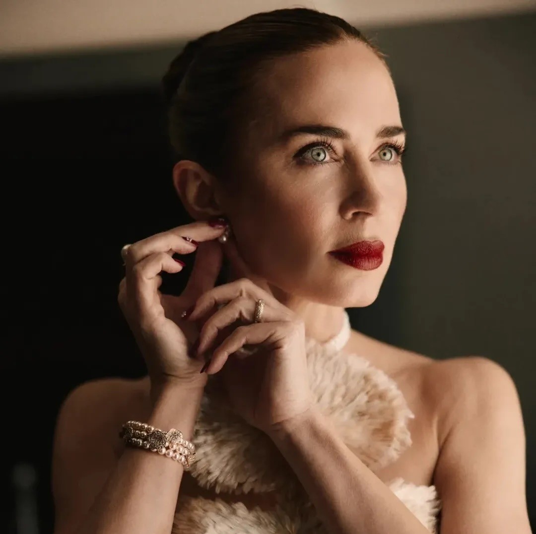 H Emily Blunt με κόκκινο μανικιούρ