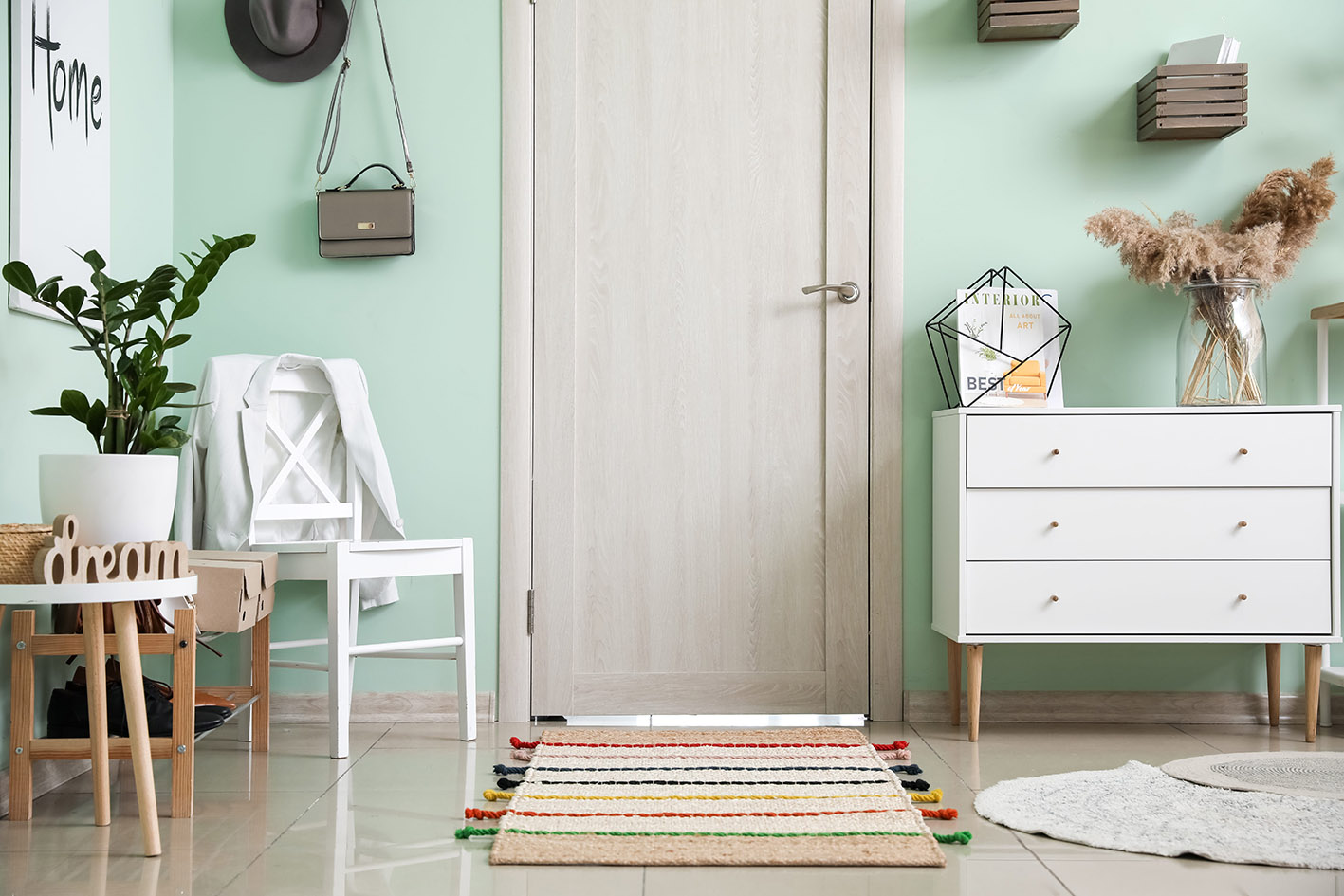 Η είσοδος στο σπίτι θεωρείτα το στόμα της ενέργειας για το φενγκ σούι. Καθαρή φωτεινή και φιλόξενη είσοδος δίνει ευκαιρίες και πλούτο.