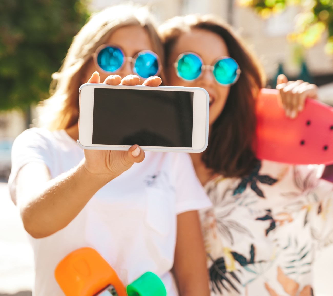 Φίλες βγάζουν selfie φωτογραφία από διακοπές φορώντας γυαλιά ηλίου