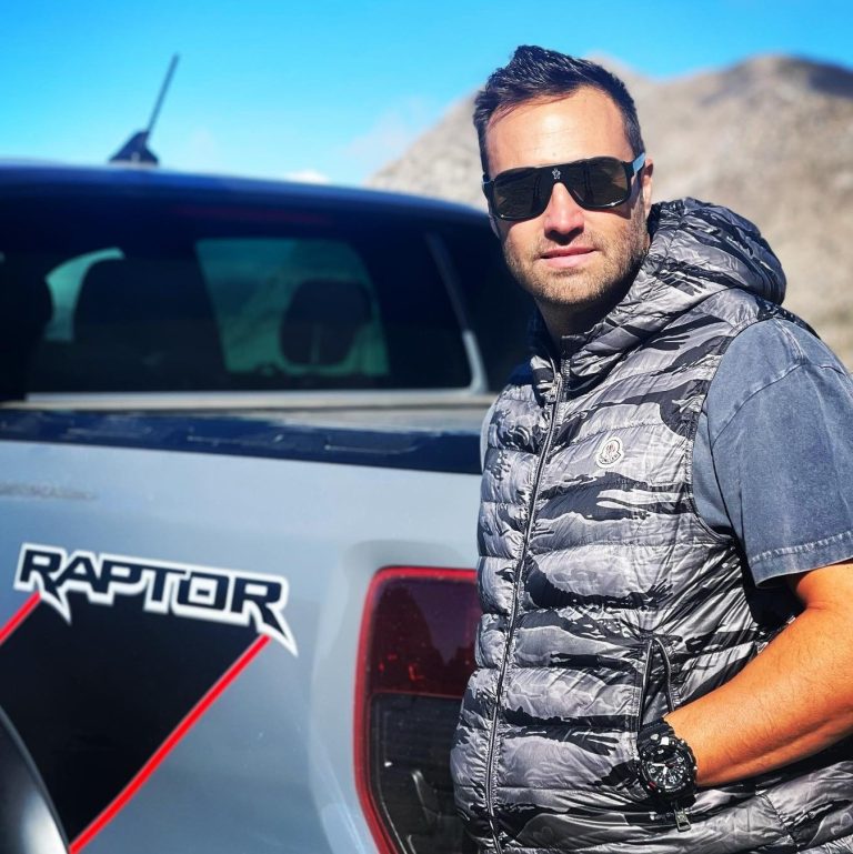 Ο Κώστας Φραγκολιάς με γυαλιά ηλίου