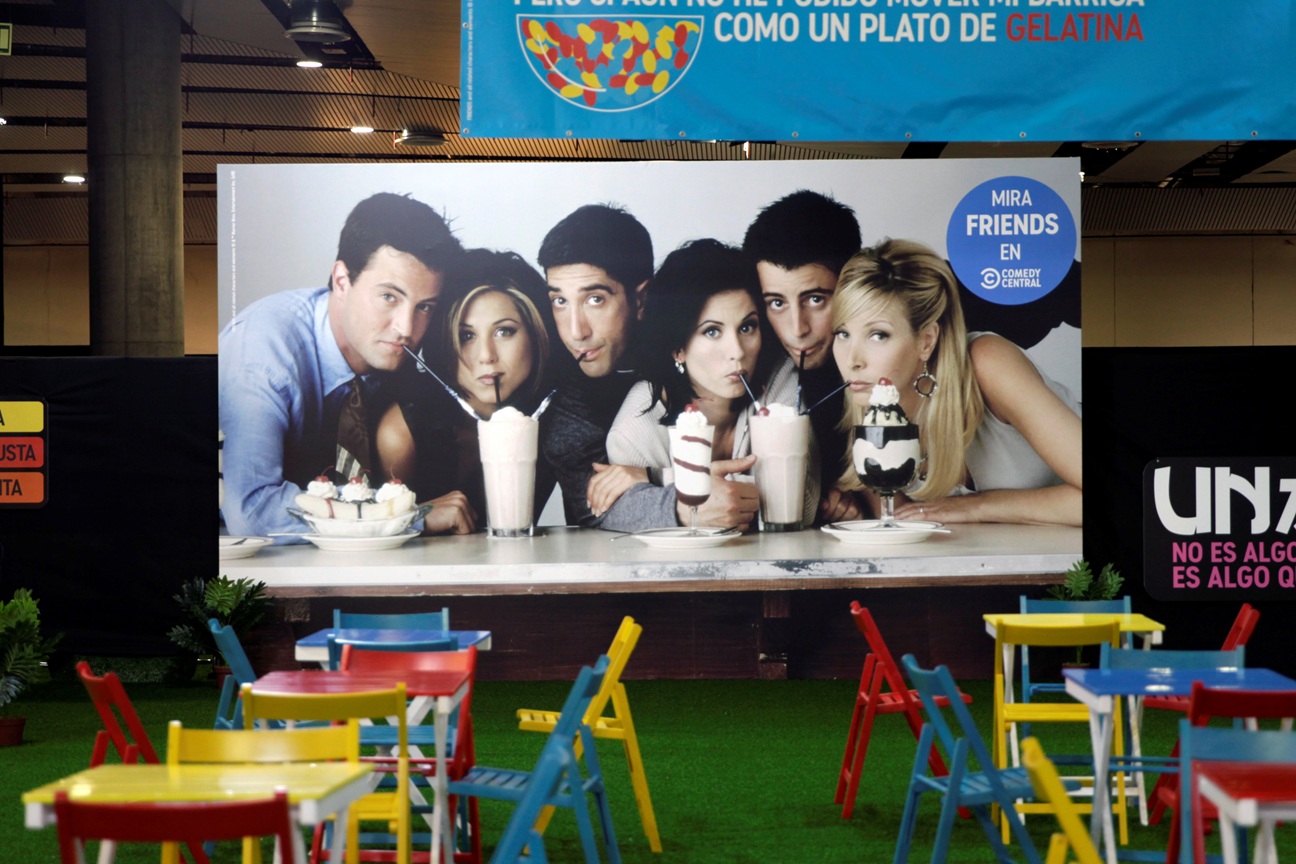 Oι τηλεοπτικοί ήρωες Chandler, Rachel, Ross, Monica, Joey, Phoebe σε έκθεση των "Friends" στη Μαδρίτη, 10 Μαΐου 2019