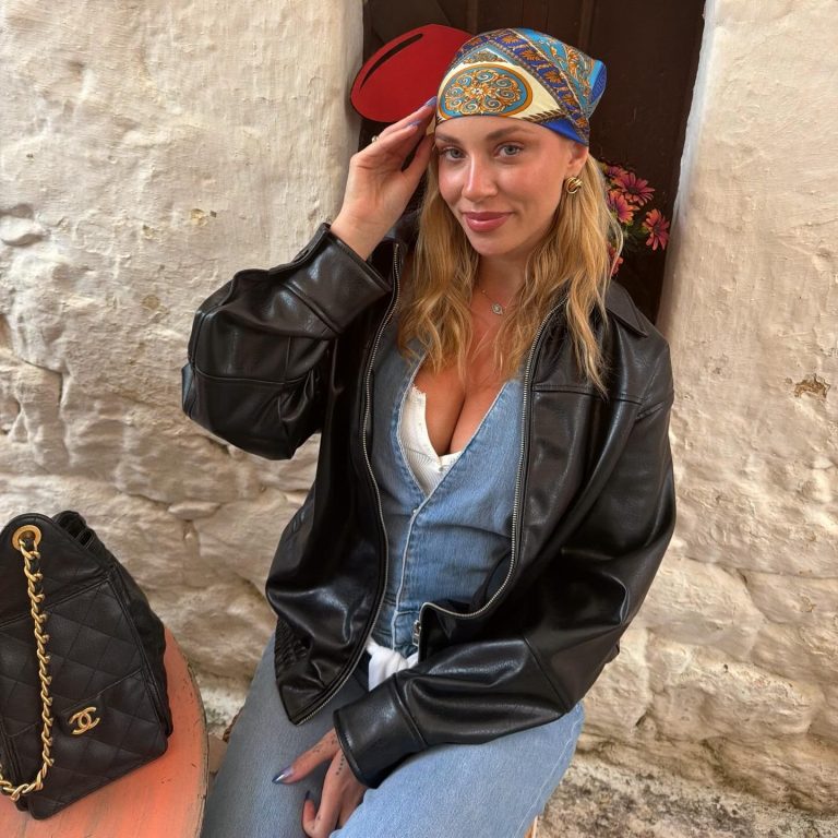 Η γαρυφαλλιά Καληφώνη ποζάρει με μαντήλι στα μαλλιά