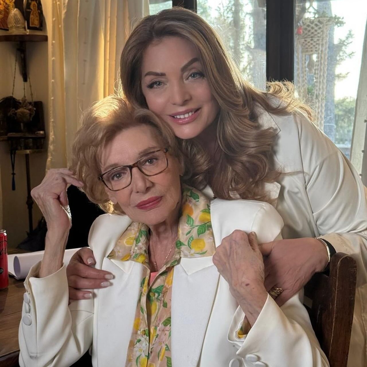 Η Άντζελα Γκερέκου αγκαλιά με τη Μάρω Κοντού